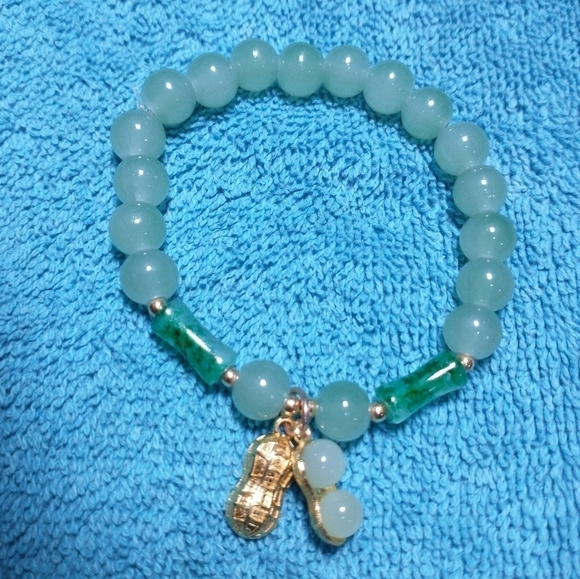 Goldtone peanut good luck green faux jade beaded stretch bracelet - Picture 1 of 3